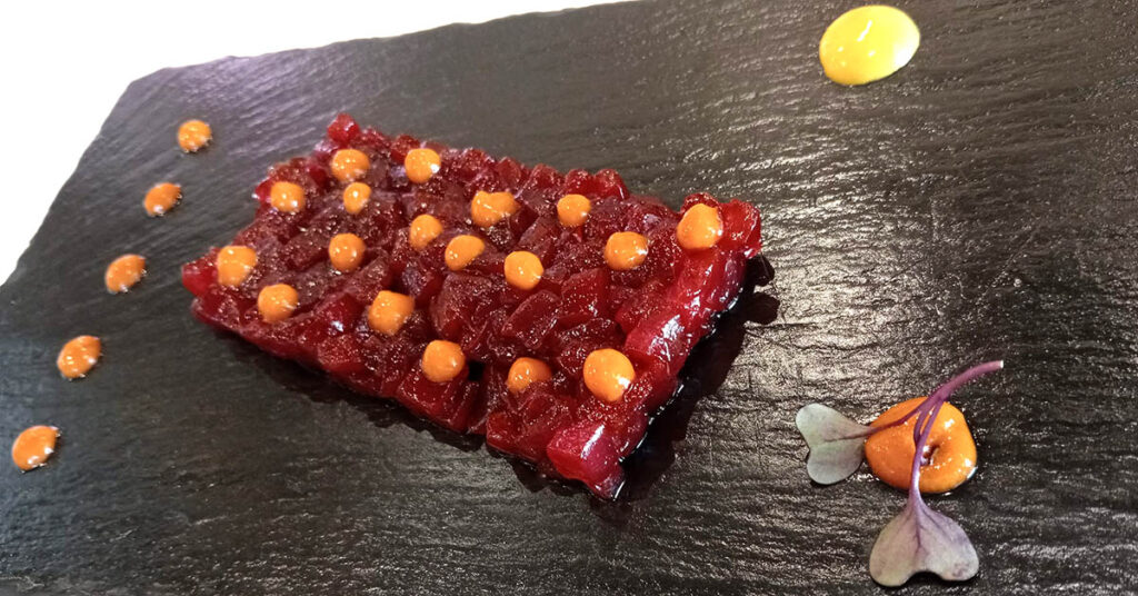Tartar de atún rojo de Gadira con pil-pil de encebollado