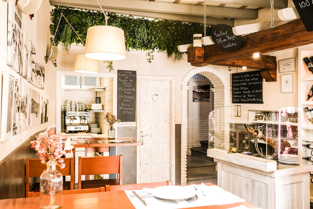 39 Years of History: How El Punto Restaurant Was Born in Vejer de la Frontera 1 Barra El Punto Restaurante Vejer FB