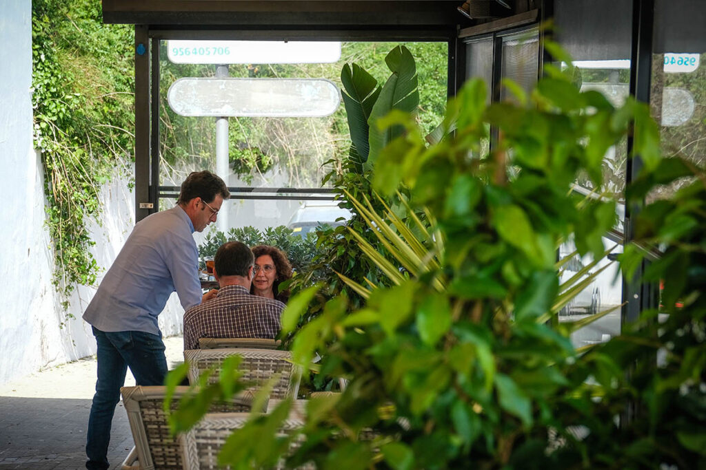 39 Years of History: How El Punto Restaurant Was Born in Vejer de la Frontera 2 Terraza de El Punto Restaurante en Vejer de la Frontera